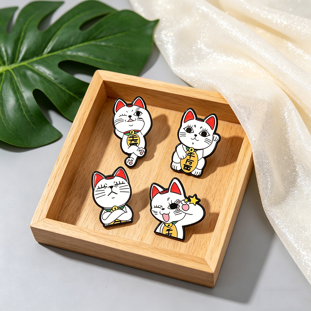 Lucky Cat Enamel Pin Set - 4PC - Naruto Headband Metal recension och pris
